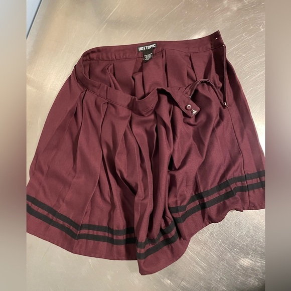 Hot Topic - Burgundy With Black Stripe Pleated Skirt - Picture 4 of 6